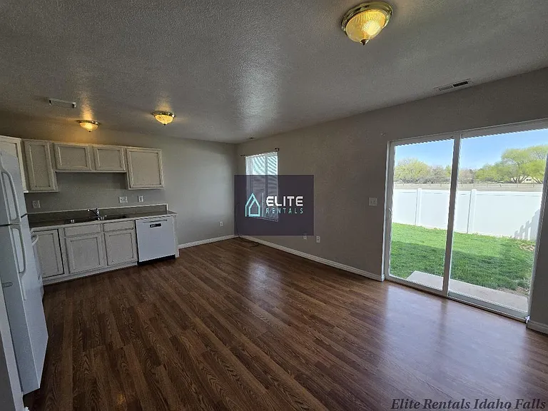 3530 Greenfield Dr — Photo 6