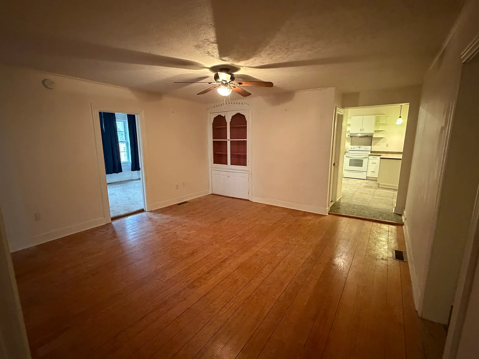 3 bed, 2200 sqft, $2,100 — Photo 3