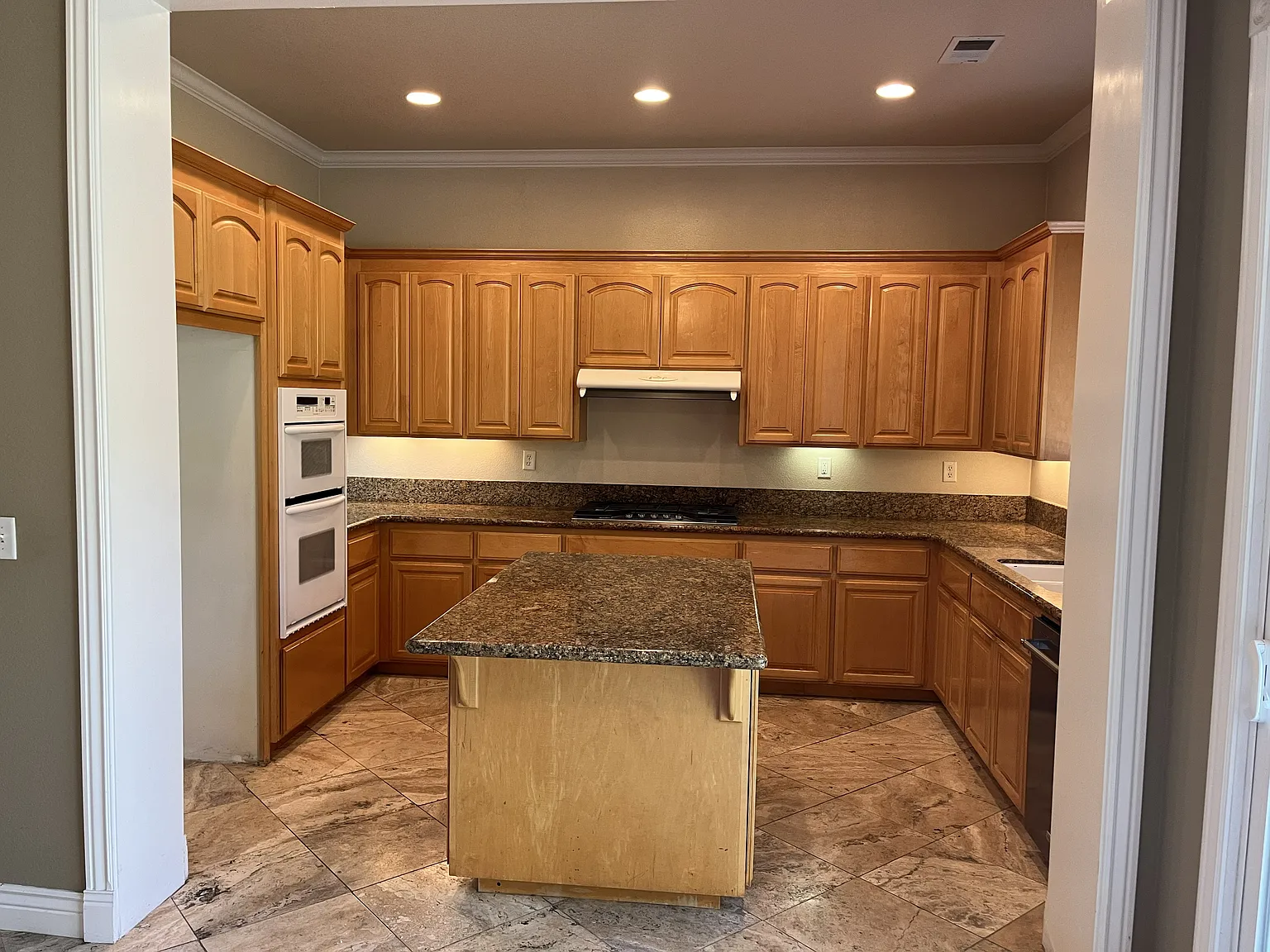 4 bed, 2.5 bath, 2150 sqft, $4,900 — Photo 4