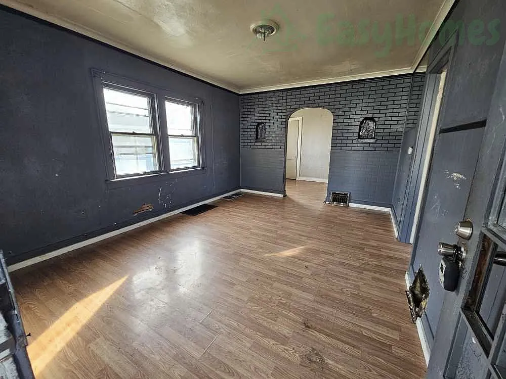824 West Mac Queen Avenue — Photo 2