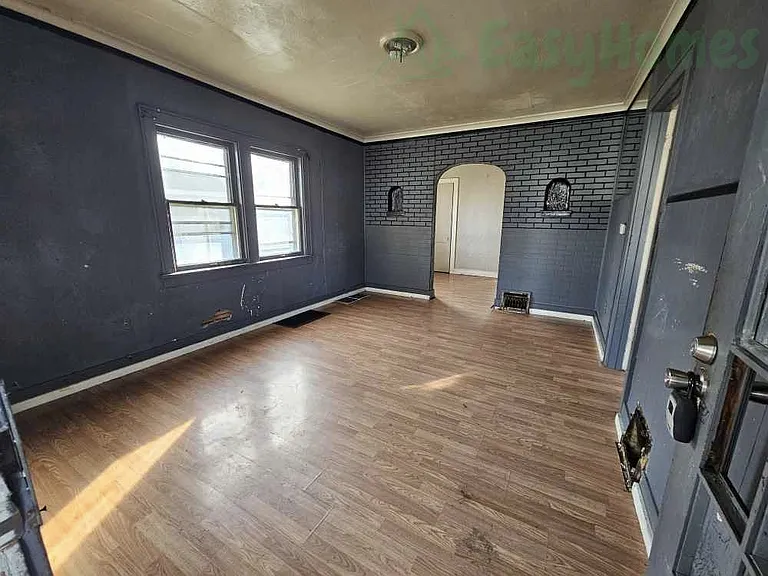 824 W Macqueen Ave — Photo 2