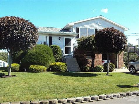 102 Powell St Plains Front View