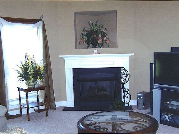 Great room w/corner fireplace