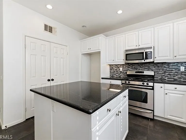 4433 Owens St — Photo 16