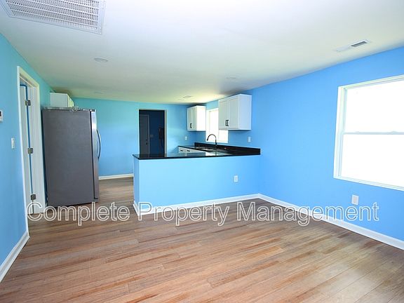 3rd image of 932 Court T