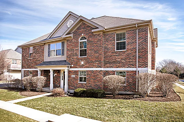 27W727 N Meadowview Dr photo 1