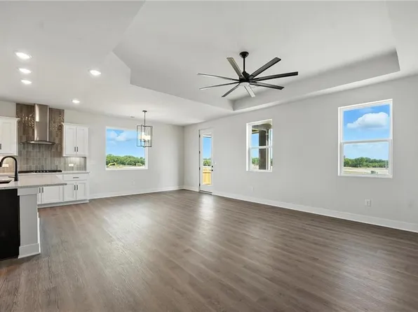 1415 N 163rd Cir, Basehor, KS 66007