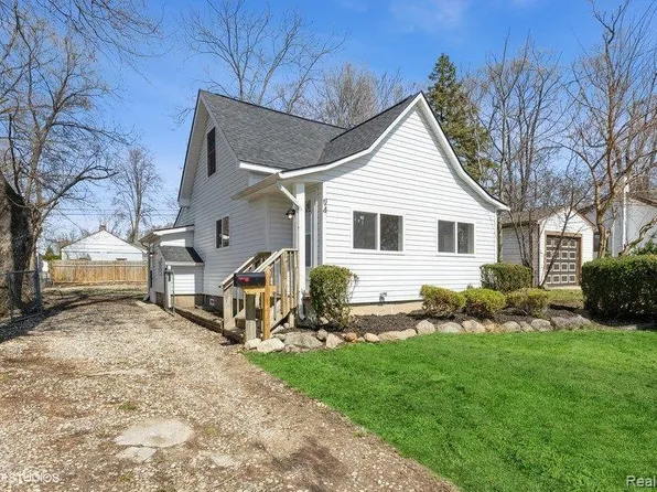 94 W Beverly Ave, Pontiac, MI 48340