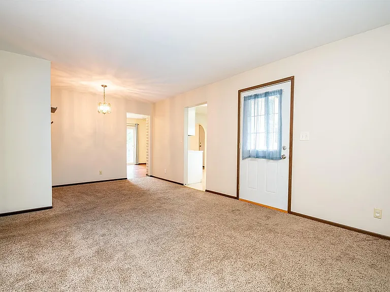 2405 W Carriage Ln — Photo 5
