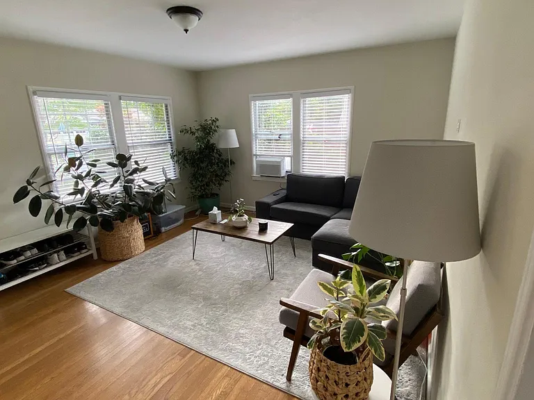 235 W Dana St — Photo 6
