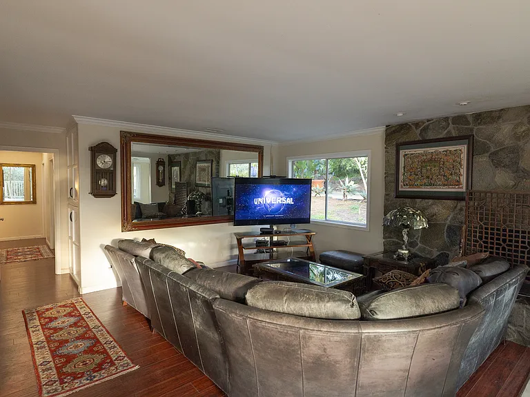 1050 Highland Dr — Photo 13