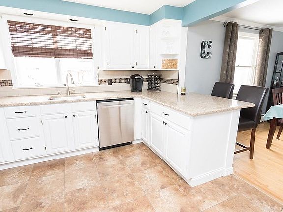 5th image of 30 Red Oak Dr