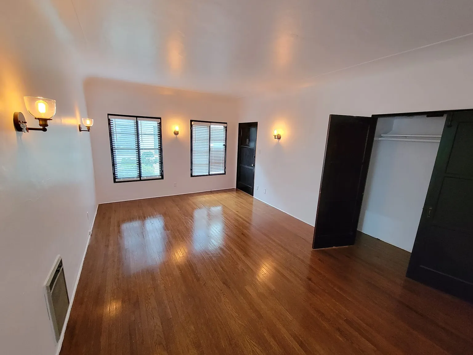 640 N Beachwood Drive — Photo 3