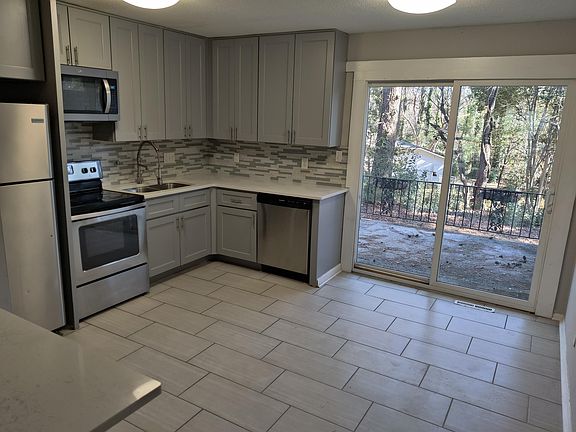 3rd image of 3108 Erskine Dr #1
