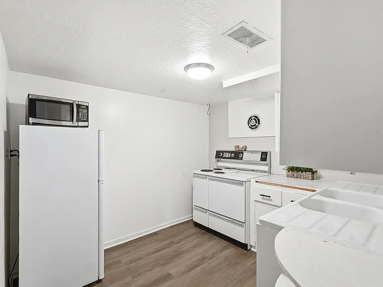 270 E 700 N — Photo 19