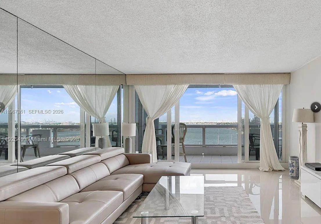 Venetia Condo — Photo 4