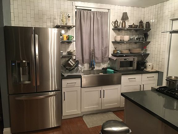 3rd image of 916 N Lake Ave