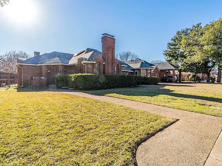 926 Fairway Dr — Photo 3