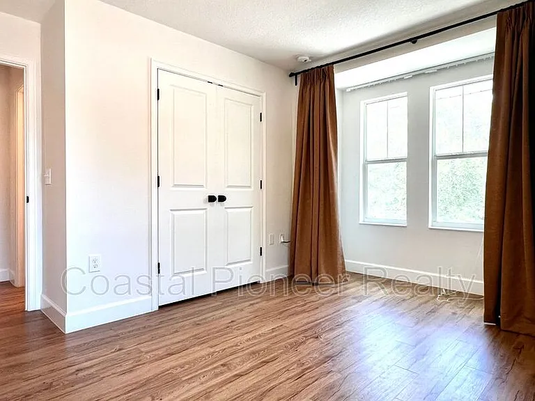 1738 W Spruce St — Photo 34