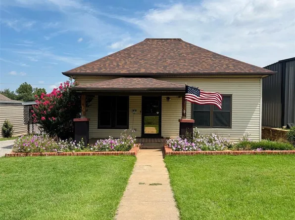 205 E 1st St, Carnegie, OK 73015