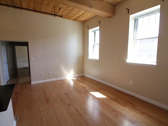 4th image of 52 Lawrence Dr #M411