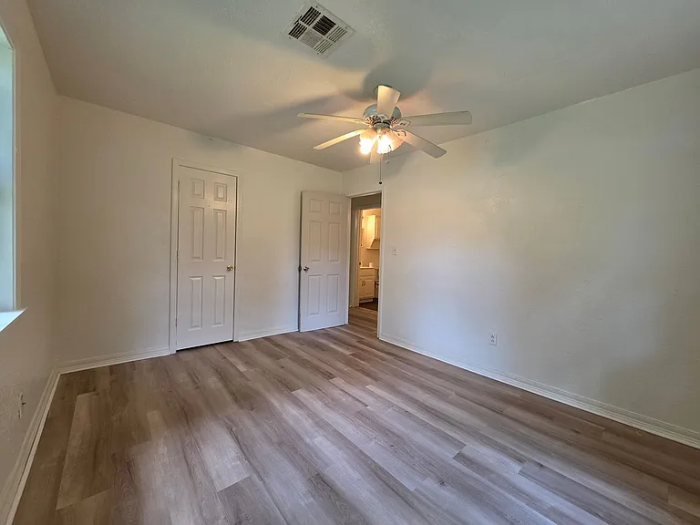 302 E Anna St — Photo 18