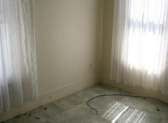 5th image of 105 E Franklin St