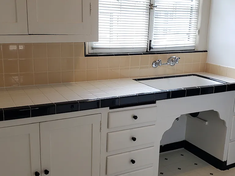 Lots of counter space / lots of cupboard space