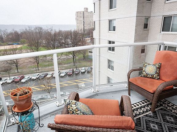 3rd image of 3333 Henry Hudson Pkwy #7F