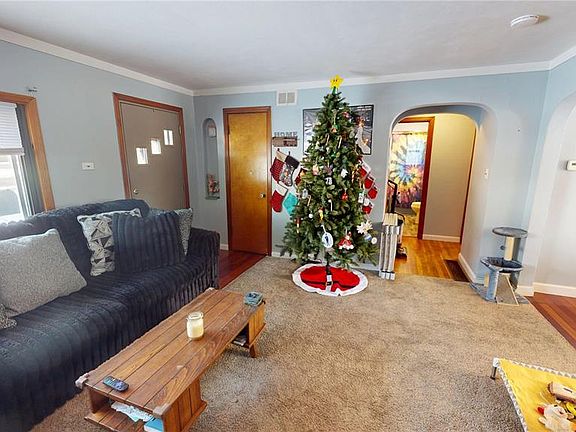 2nd image of 924 Durley St