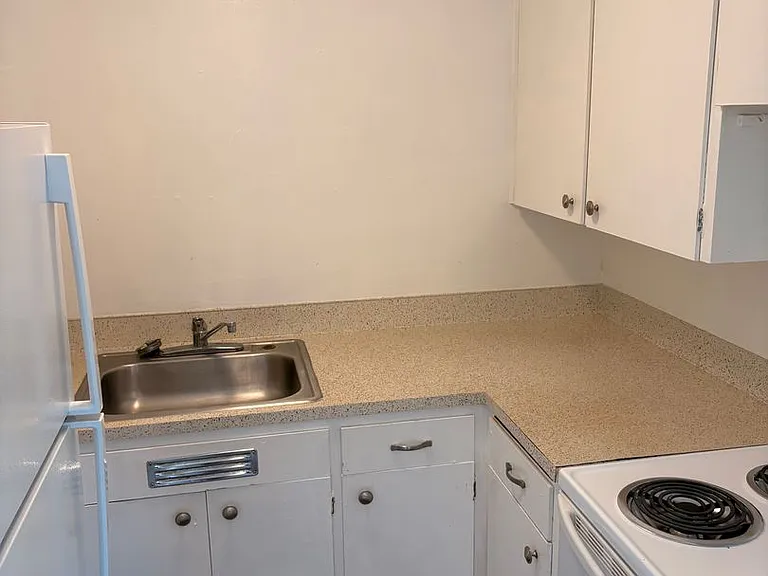 C2402 - Maple Court Apartments — Photo 33