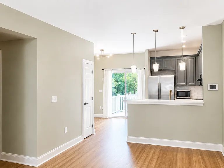 225 E Bird St — Photo 2