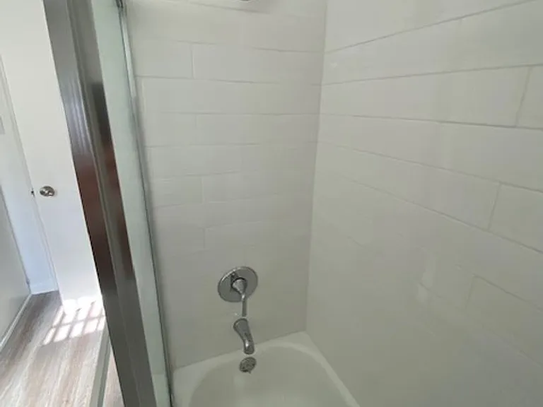 13759 Oxnard St — Photo 34