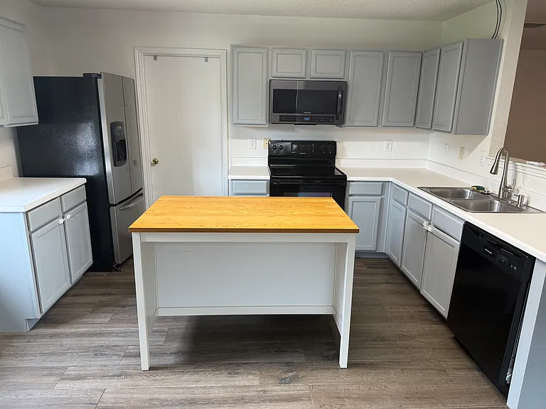 701 Pickwick Ln — Photo 3