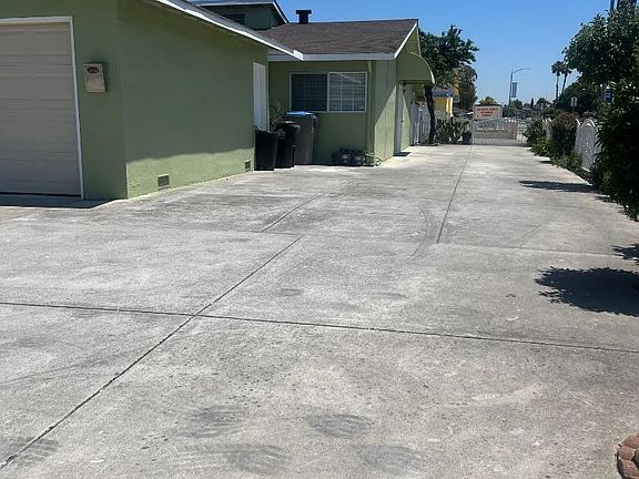 3rd image of 608 Balfour Dr