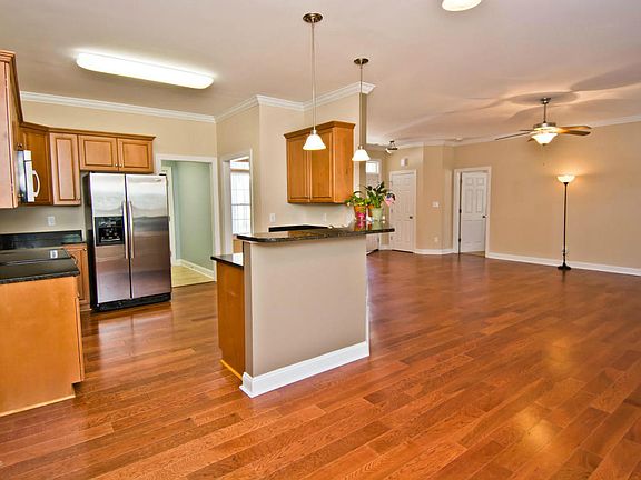 3rd image of 104 Wild Oak Dr