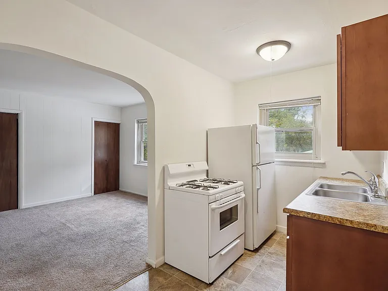Classic, Hilltop Building Nestled Among Old Oak Trees, Right on Iris Park! — Photo 10