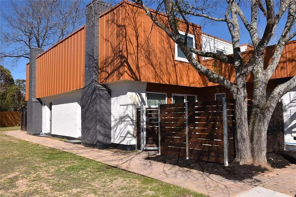 1 bed, 1.5 bath, 840 sqft, $1,395 — Photo 2