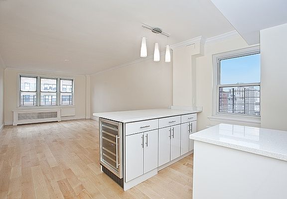 3rd image of 160 E 27th St APT 12A