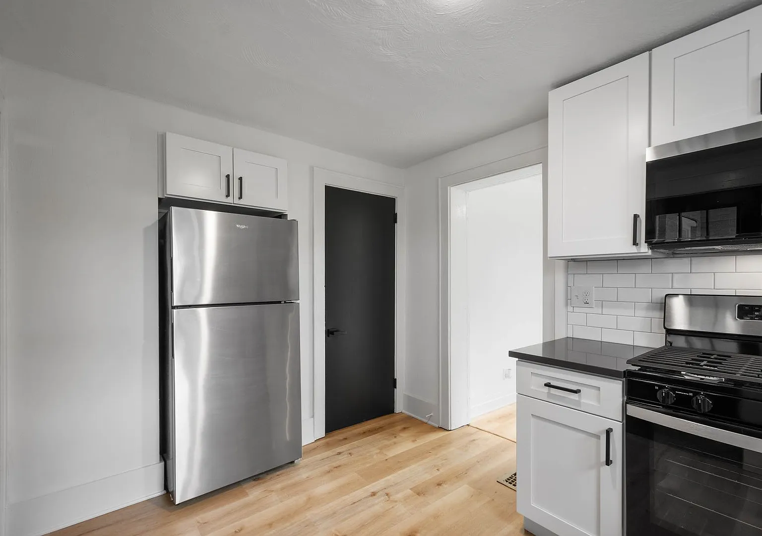 Available Oct 1st! Renovated 1-Bedroom Apartment In The Highly Desirable Dormont Neighborhood! — Photo 4