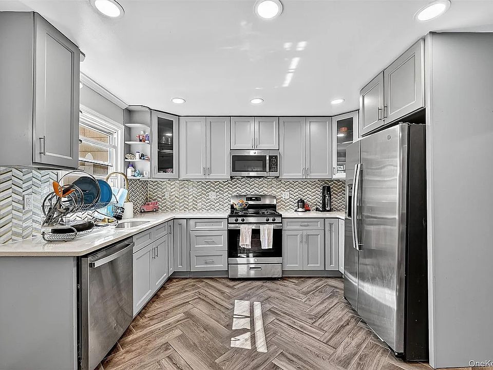 1st image of 358 N Broadway Floor 2