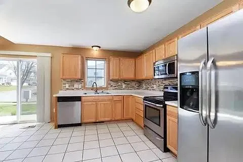 3 bed, 1.5 bath, 1510 sqft, $2,300 — Photo 4