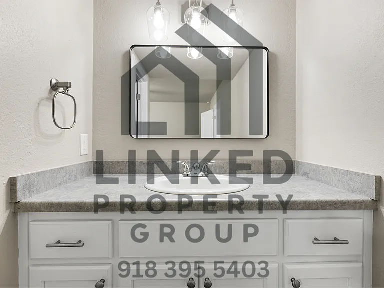 1600 W Madison St — Photo 13