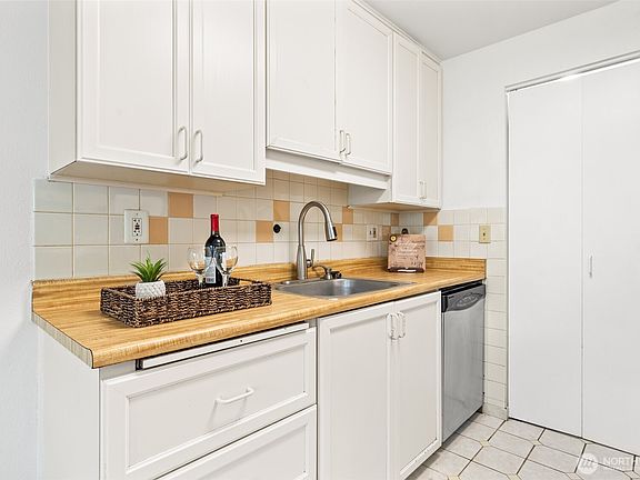 4th image of 2020 Grant Avenue S #A202