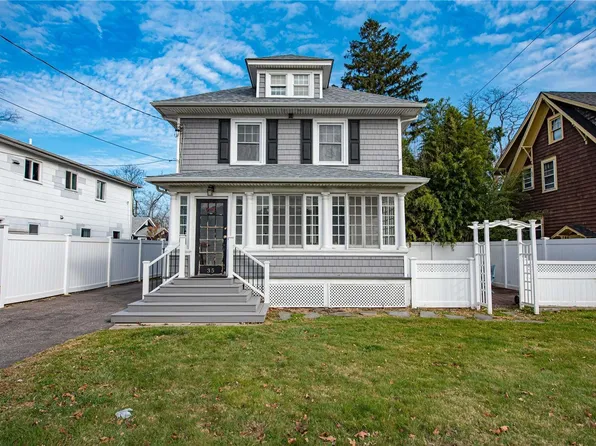 35 Bay Shore Avenue, Bay Shore, NY 11706
