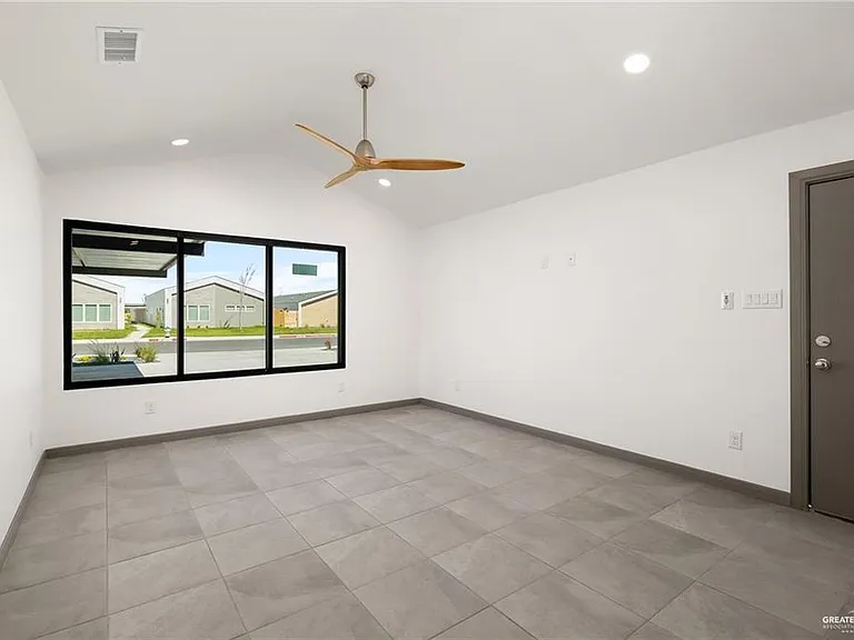 1316 E Hibiscus Ave — Photo 12