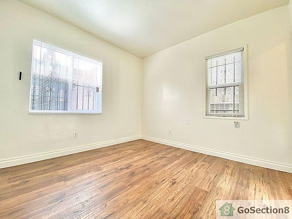 4th image of 703 W 70th St