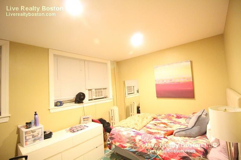 2nd image of 90 Egmont St