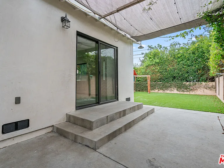 18343 Calvert St — Photo 23