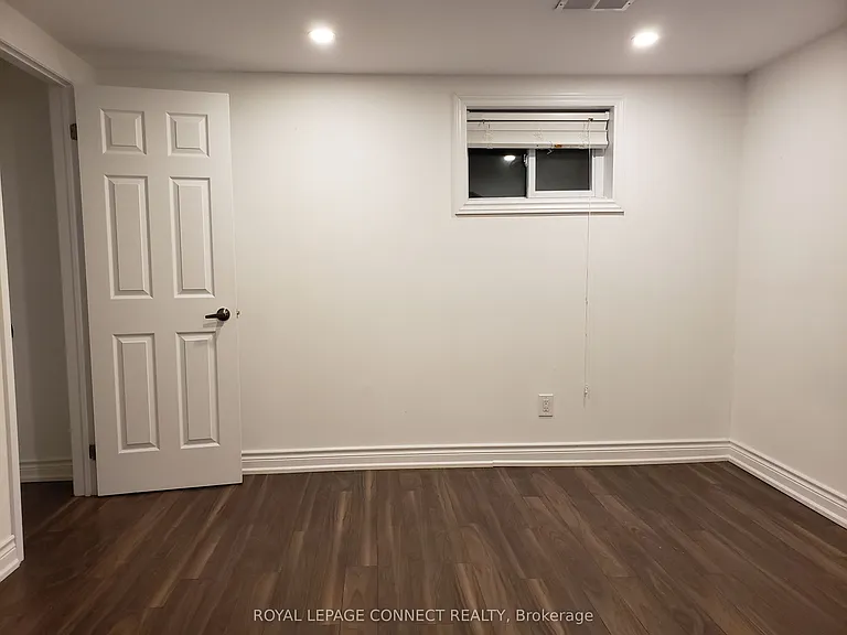 43 Tomlin Cres #LOWER — Photo 11